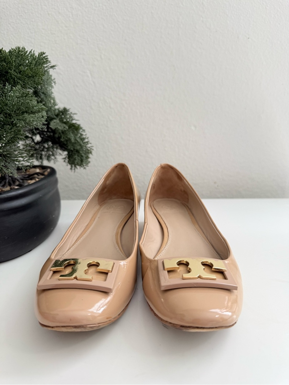 Tory Burch Gigi pump 2.5mm size 8.5 Beige Patent Leather Logo - Picture 2 of 10